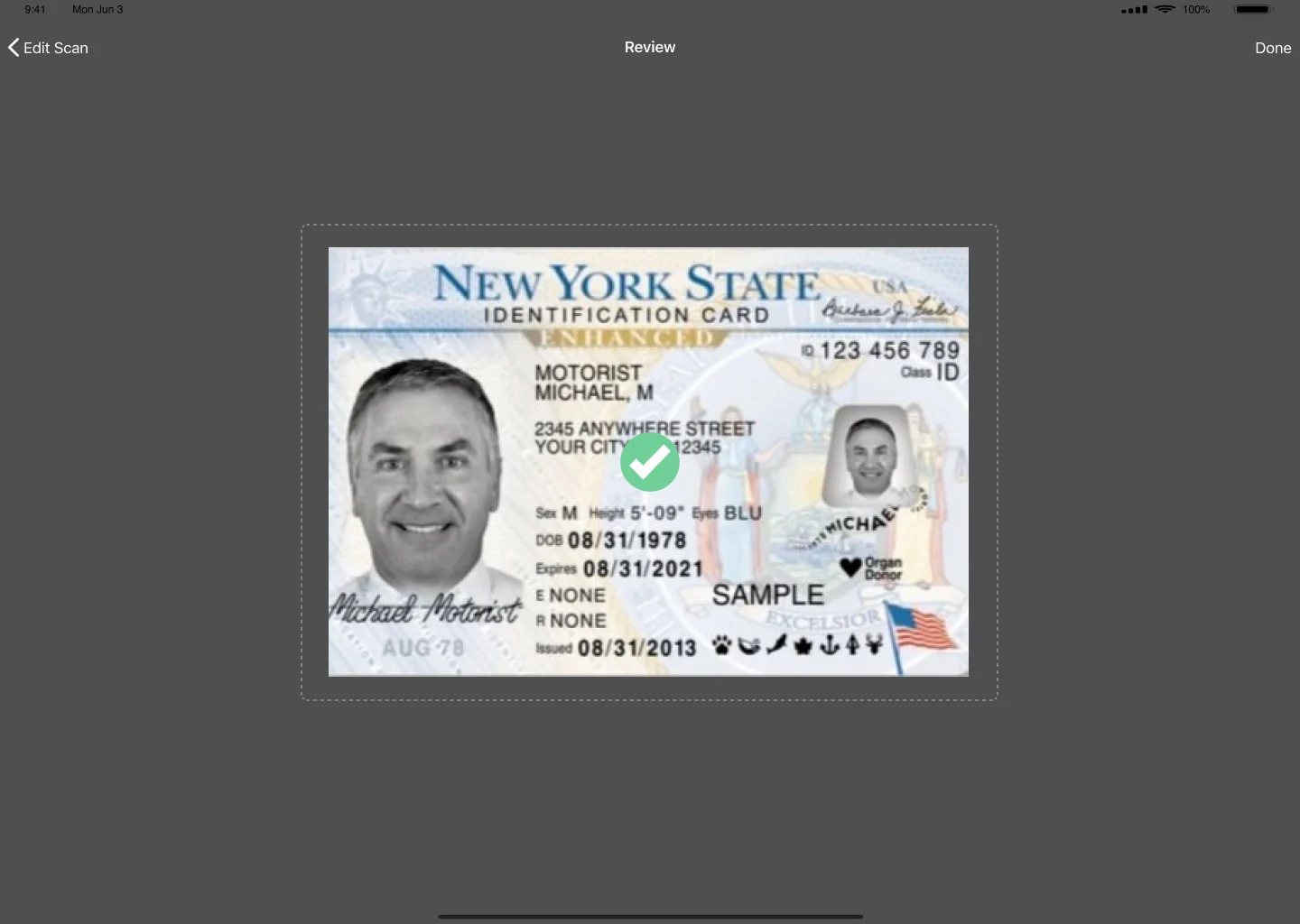 Eunifi numérisant et validant la carte d’identité d’un client