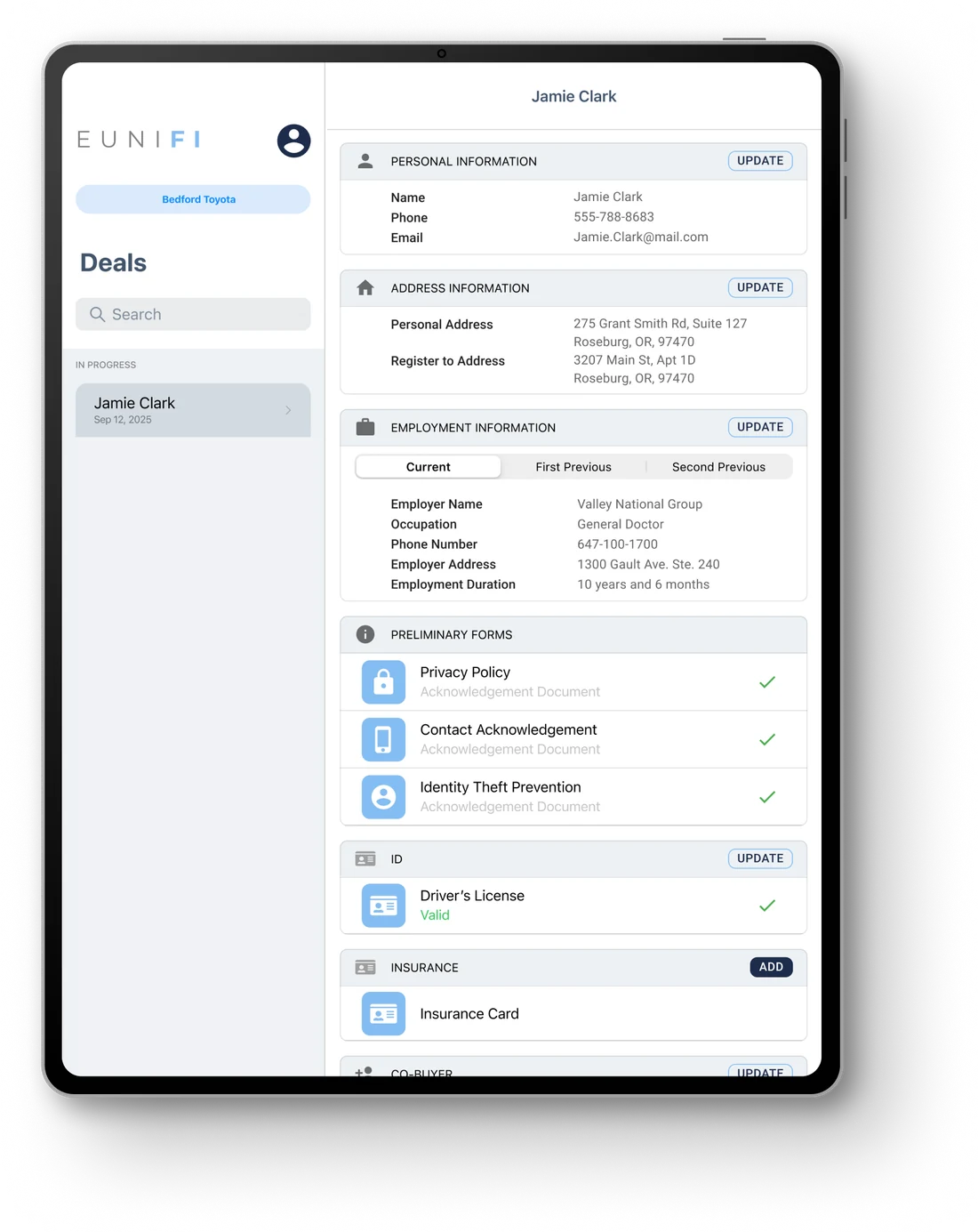 Eunifi sur une tablette affichant les renseignements du client, les accusés de confidentialité et de vol d’identité signés et un permis de conduire valide